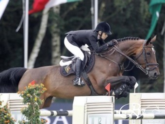 Zeer blij met de aankoop van de op internationaal 1.40 m niveau  presterende merrie Floortje van Overis Z (v. For Pleasure) uit de op 5 sterren niveau presterende Grand Prix merrie Ciske van Overis Z. (Picture: Ciske van Overis Z).