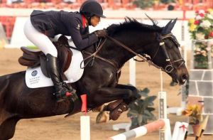 Nakomeling Vince RV springt internationaal CSI*** 1.45m met amazone Samantha Lam. (Deze combinatie heeft deelgenomen aan de China Games).