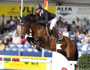 Halfbroer van de moeder van Diamond Blue RV is het Grand Prix springpaard Storm (Caletto I) met ruiter Sinan Gencer.